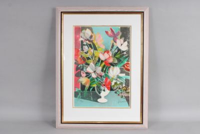 tableau représentant un vase de fleurs posé sur une table devant un mur gris
