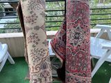 deux tapis qui se trouvent sur le balcon d'une maison