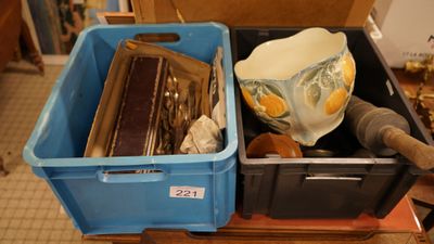 une boîte bleue contenant un bol et d'autres objets