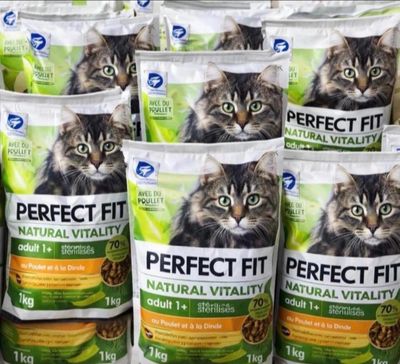 de nombreux sacs de nourriture pour chat posés sur une étagère
