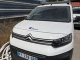 une camionnette blanche garée sur le bord de la route