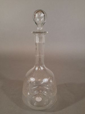 Carafon en verre à décor taillé d'entrelacs.