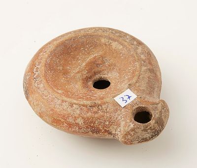 Une lampe à huile, d'époque romaine, en terre cuite.