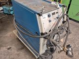 une machine posée sur le sol dans le garage