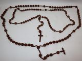 un chapelet orné d'une croix, posé sur une table