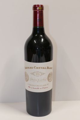 une bouteille de vin posée sur une table
