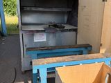 une boîte posée devant une machine