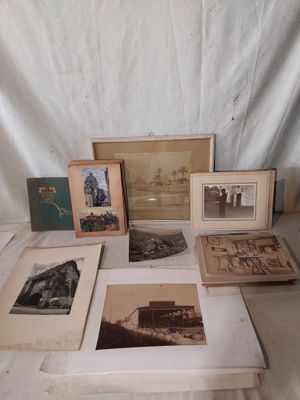 beaucoup de vieilles photos sur la table