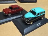 deux voitures miniatures exposées dans une vitrine