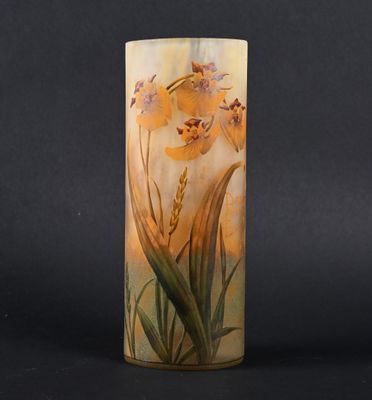 un grand vase orné de fleurs peintes sur fond noir