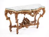 une table avec un plateau en marbre, sur fond blanc