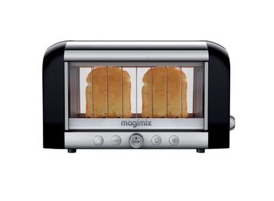 Le grille-pain contient quatre tranches de pain et est prêt à les faire griller.