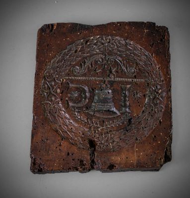 une photo d'une plaque posée sur une surface blanche