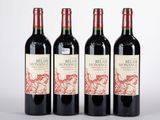 trois bouteilles de vin rouge posées côte à côte sur une table