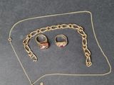 un collier, une bague et une croix posés sur une table