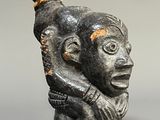 une image représentant une statue de singe avec une longue corne