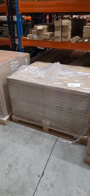 beaucoup de cartons et de palettes dans un entrepôt
