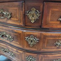 Commode tombeau ouvrant par quatre tiroirs sur trois rangs, … (photo 4)