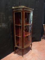 Vitrine galbée en acajou de style Louis XV, àgalerie de lait… (photo 3)