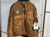 La veste est suspendue au porte-manteau dans la pièce.
