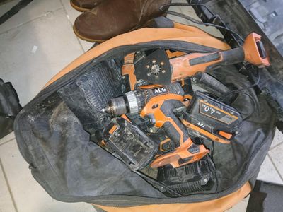 un sac contenant des outils, posé par terre