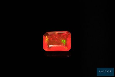 une oplite rouge qui brille dans l'obscurité