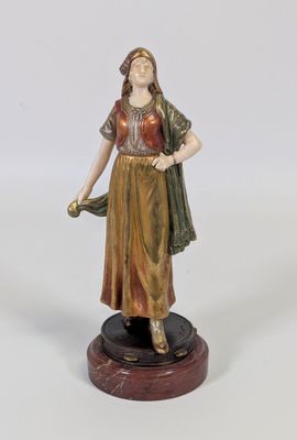 figurine représentant une femme tenant un parapluie, posée sur un socle en bois