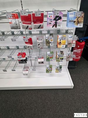 une présentation de divers produits sur les rayons du magasin