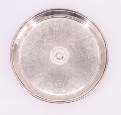 gros plan d'une plaque d'argent sur une surface blanche