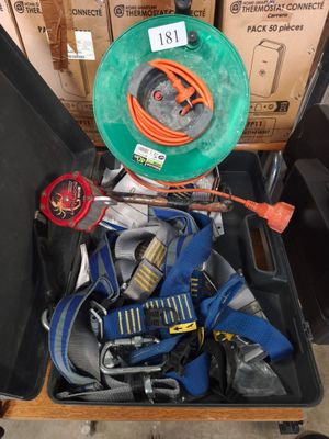 une valise remplie d'objets divers dans un magasin