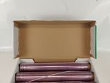 une boîte de bougies violettes posée sur une table