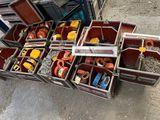 beaucoup de boîtes contenant différents types d'outils