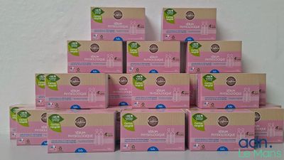 plusieurs boîtes de lingettes pour bébé empilées les unes sur les autres