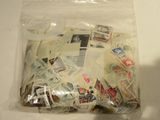 un sac rempli de timbres posé sur une table blanche
