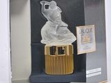 une figurine en verre représentant une femme, dans une boîte