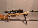 la carabine est posée sur un support avec un fusil sur le côté