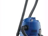 un gros plan d'un aspirateur bleu muni d'un tuyau noir