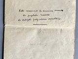 un gros plan d'un morceau de papier sur lequel on a écrit