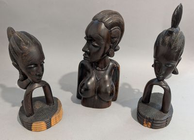 trois figurines en bronze représentant une femme avec un oiseau sur la tête