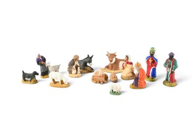de nombreuses figurines représentant des personnes et des animaux sur un fond blanc