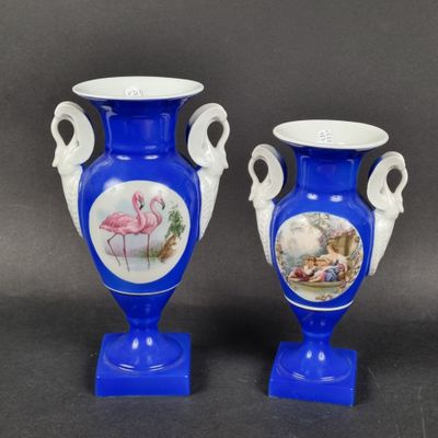 deux vases bleus, sur lesquels sont peints des flamants roses, placés l'un à côté de l'autre