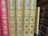 quatre livres posés sur une étagère d'une bibliothèque