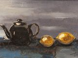un tableau représentant une théière et trois oranges posées sur une table