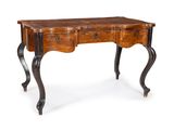 une vieille table en bois avec deux tiroirs et un tiroir en dessous
