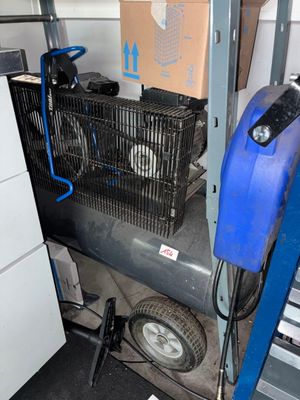 un camion avec tout un tas de cartons à l'arrière