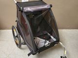 une poussette pour enfant fixée à un vélo