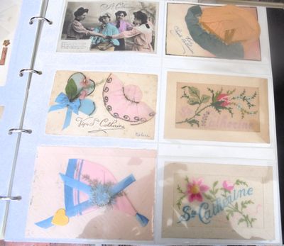 une photo d'un livre sur lequel figurent des images de personnes