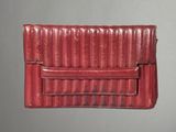 un sac à main en cuir rouge sur fond gris