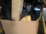 un carton rempli d'objets dans un garage