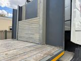 un camion équipé d'une rampe à l'arrière